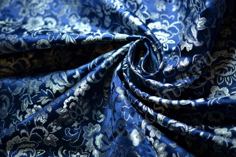 Костюмная ткань глубокого синего оттенка с вышитым белым флористическим узором