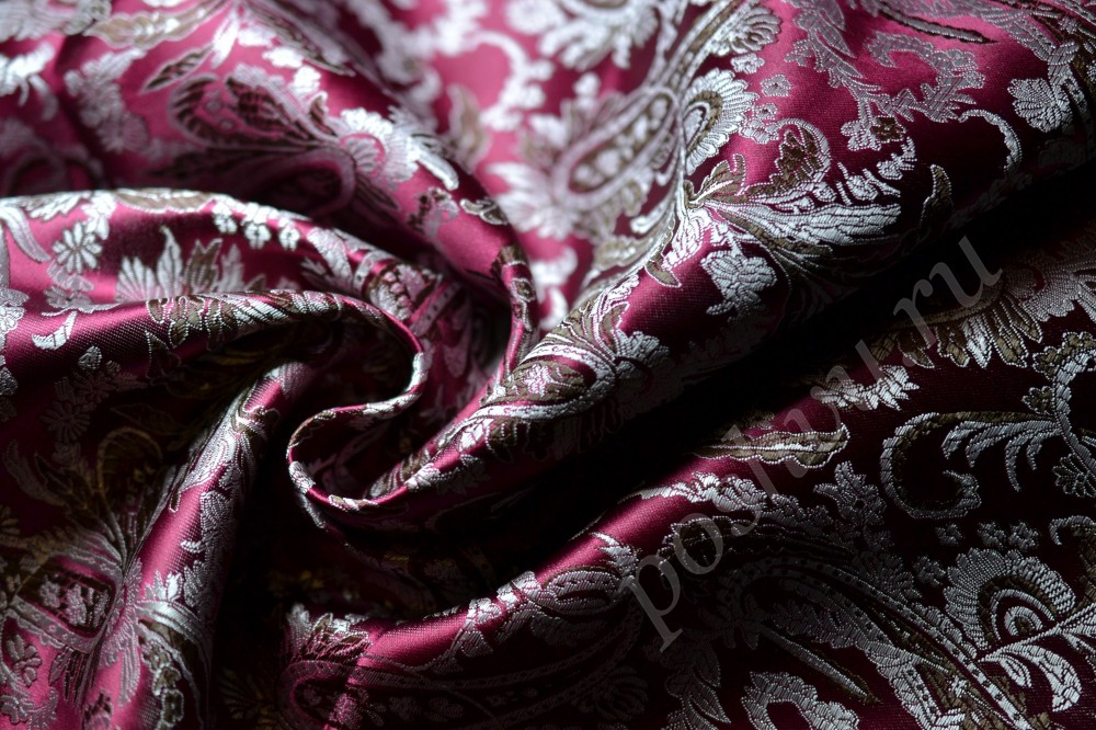 Костюмная ткань темно-пурпурного оттенка в белый вышитый узор