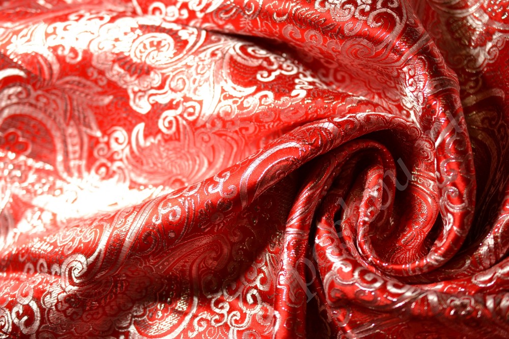 Костюмная ткань ярко-красного оттенка с вышитым серебристым узором