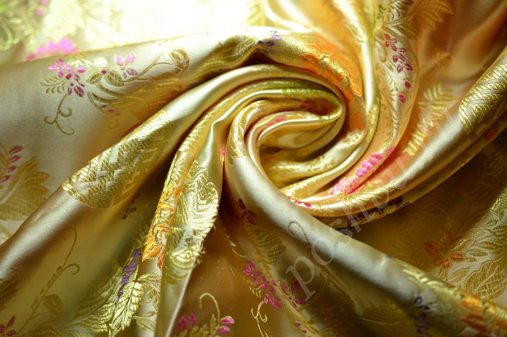 Костюмная ткань золотисто-желтого оттенка в вышитый узор