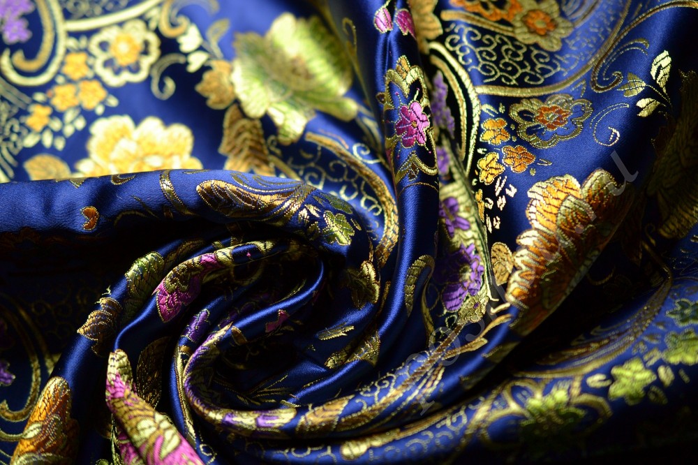 Ткань костюмная небесно-синего оттенка с вышитым цветочным узором