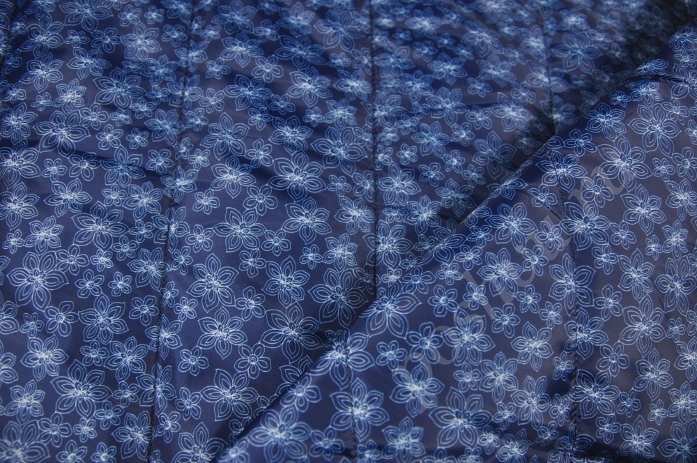 Курточная стеганая синяя ткань с цветочками