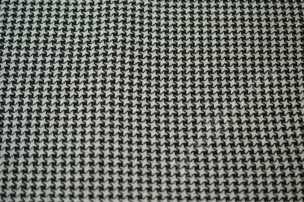Ткань трикотаж черного оттенка в белый геометрический узор