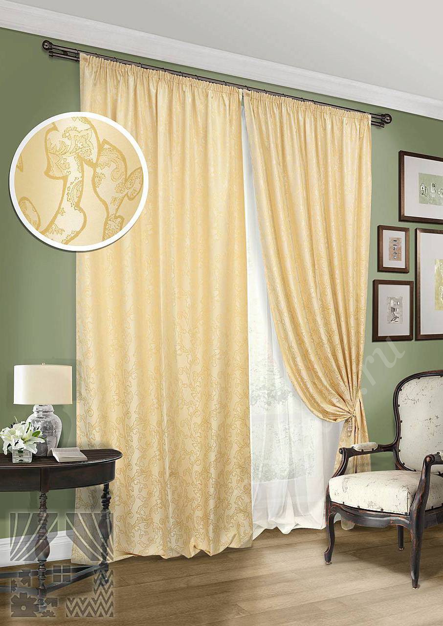 Богатый комплект готовых штор с тонким рисунком золотистого цвета и тюля для гостиной