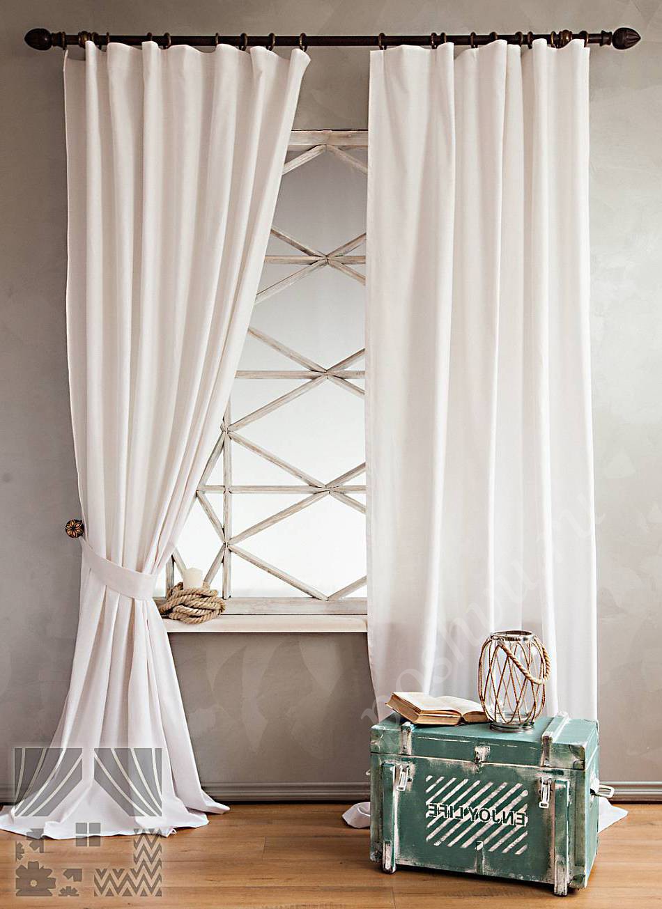 Легкий комплект готовых штор белого цвета для интерьера гостиной или спальни