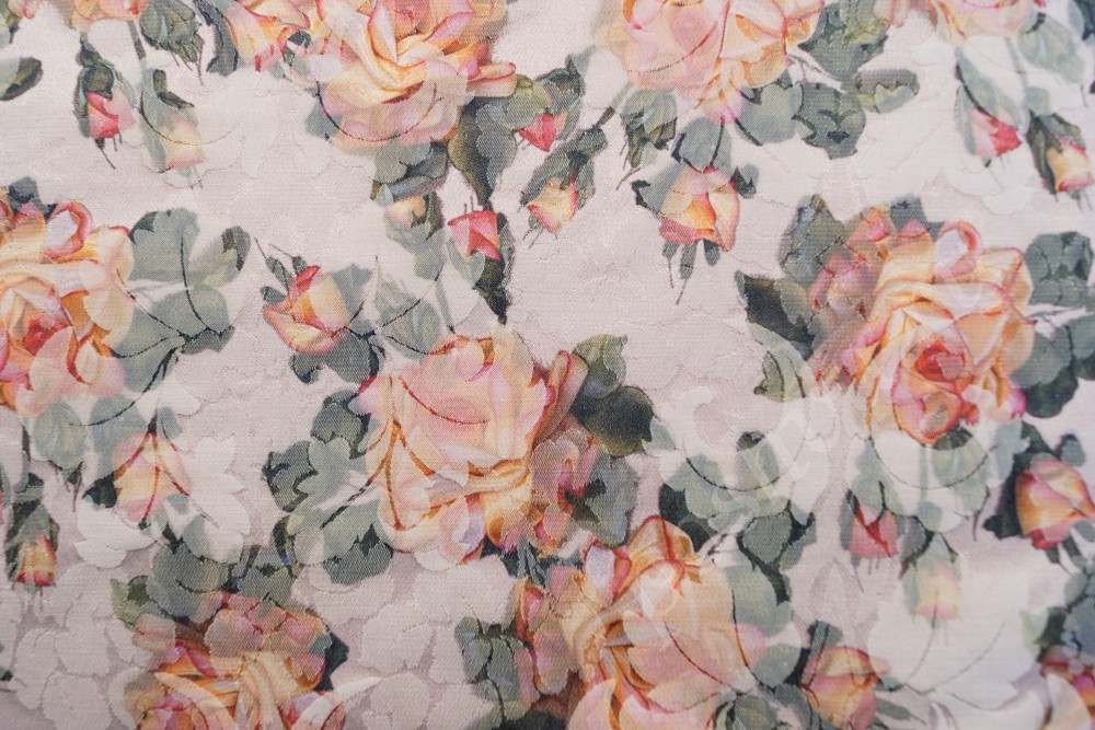 Элегантная ткань жаккард бежево-белого цвета с узором розы