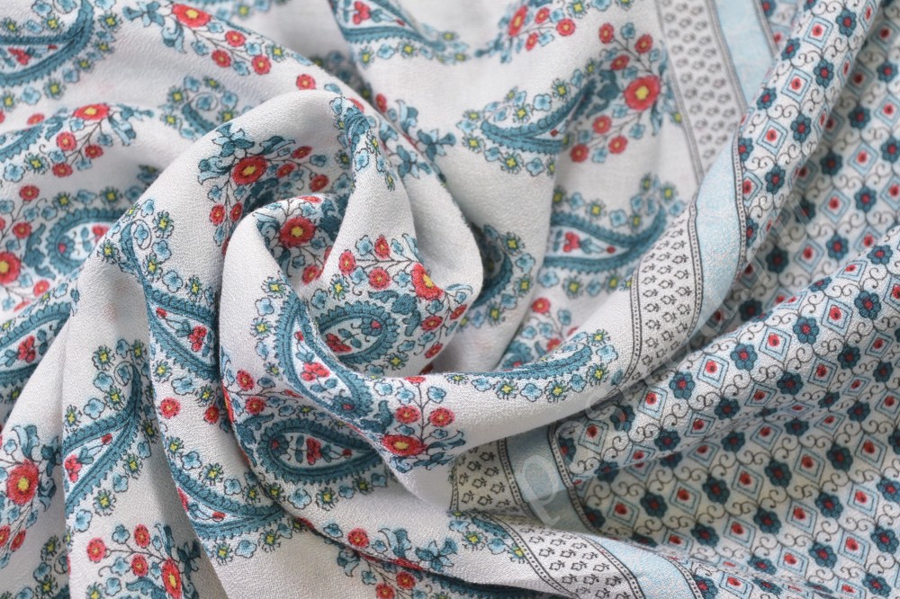 Итальянская креповая ткань белого цвета с флористичесим узором