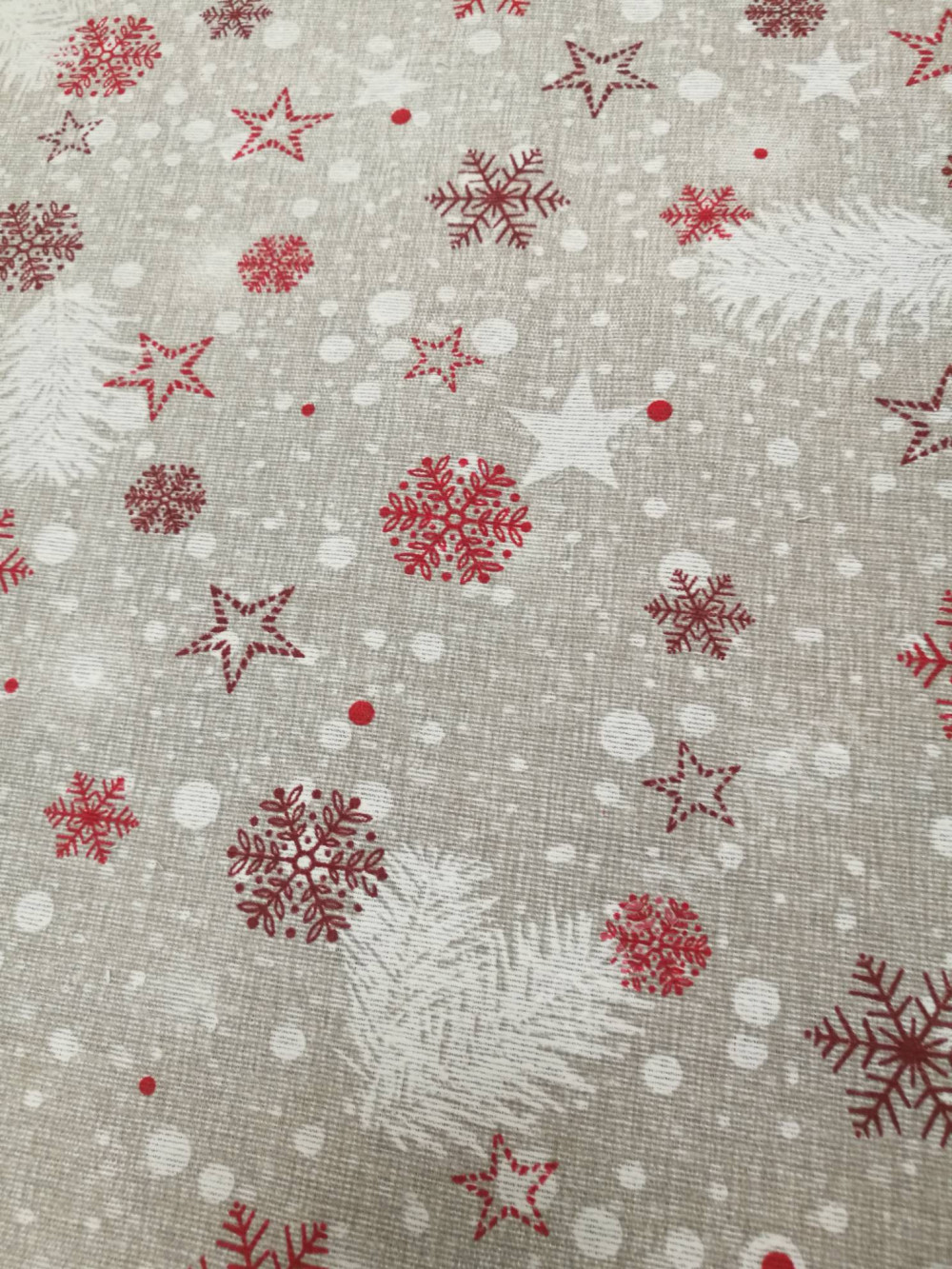 Ткань для штор SNOWY красные снежинки и звездочки на светло-сером фоне