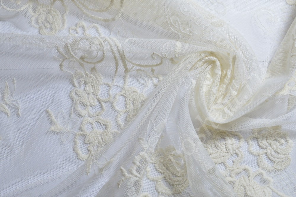 Ткань кружево белого оттенка с цветочным узором
