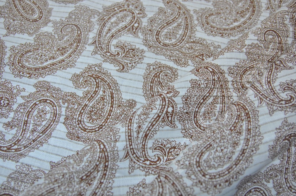 Льняная костюмная ткань бело-коричневого цвета с огурцами