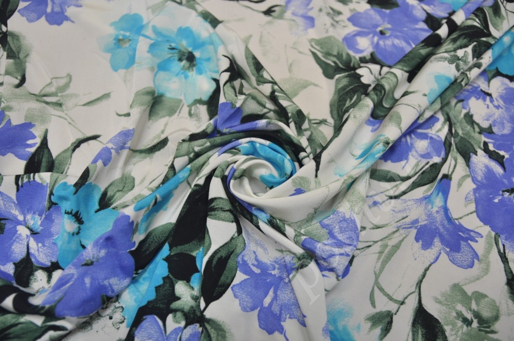 Трикотажная ткань белого цвета в синие цветы