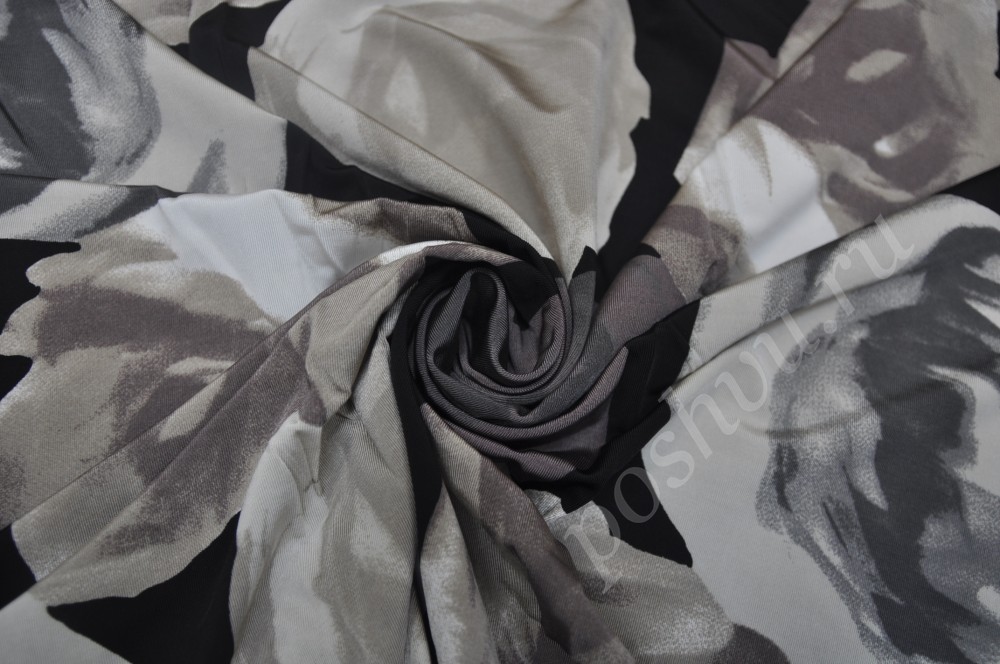 Трикотажная ткань в бело-коричневые розы