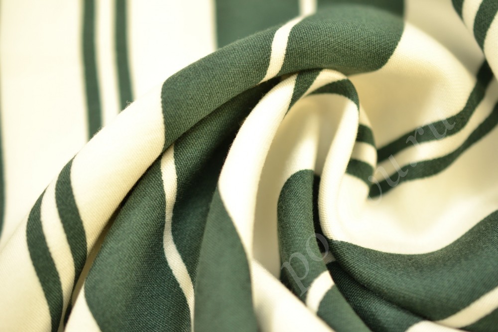 Ткань костюмная белого цвета в темно-зеленых полосках