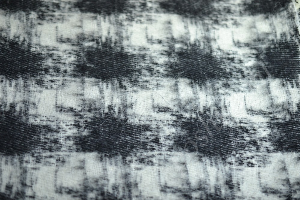 Ткань пальтовая белого оттенка в черные размытые пятна