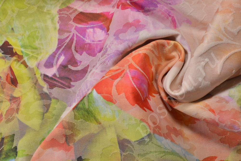 Изысканная ткань жаккард персикового оттенка с узором в виде разноцветных листьев
