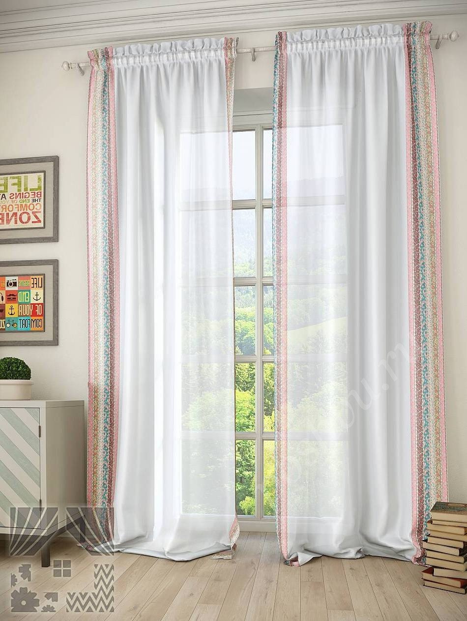 Стильный тюль с красивой разноцветной полосатой отделкой по краям для гостиной или спальни