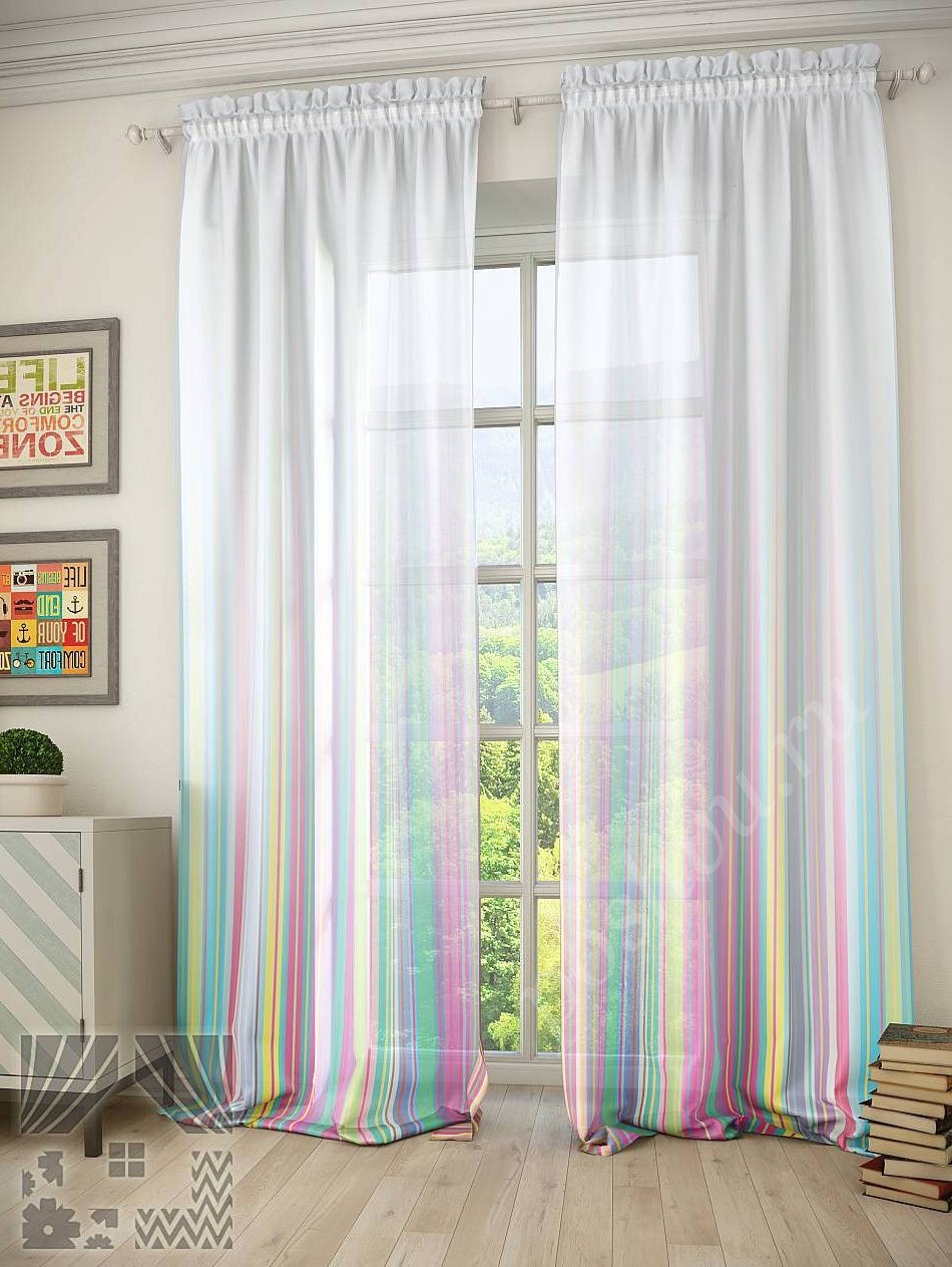 Яркий тюль в вертикальную разноцветную полоску разной ширины для гостиной или спальни