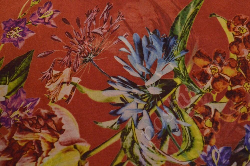 Вискозная ткань красного цвета с цветочным принтом