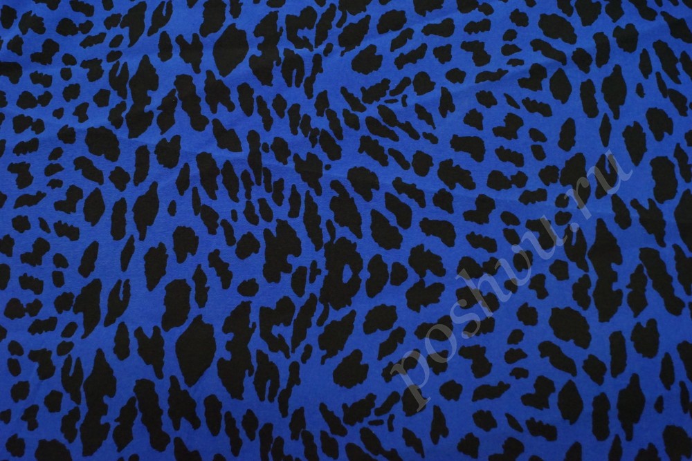 Креповая ткань синего цвета с чёрными леопардовыми пятнами