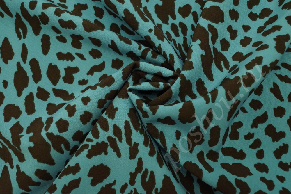 Креповая ткань бирюзового цвета с коричневыми леопардовыми пятнами
