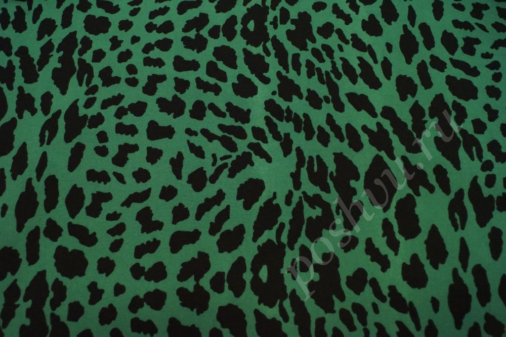 Креповая ткань зелёного цвета с чёрными леопардовыми пятнами