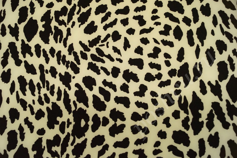 Креповая ткань кремового цвета с чёрными леопардовыми пятнами