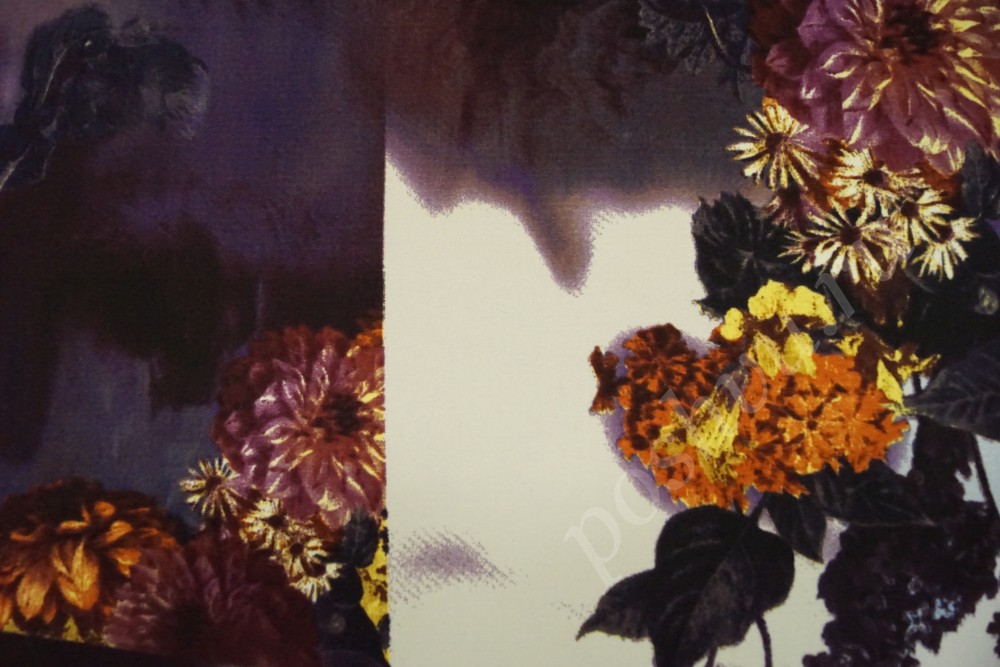 Креповая ткань в лилово-белых тонах с цветочным принтом