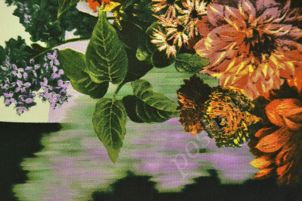 Плательная ткань с ярким цветочным рисунком