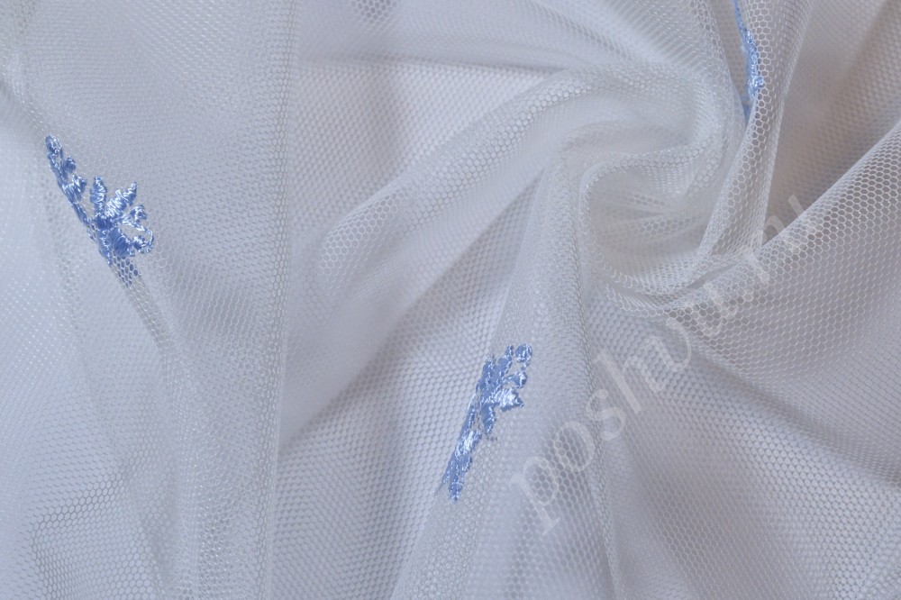 Ткань для штор сетка белого цвета с вышивкой синего оттенка