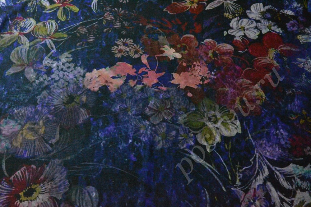 Трикотажная ткань темно-синего цвета в цветочный принт