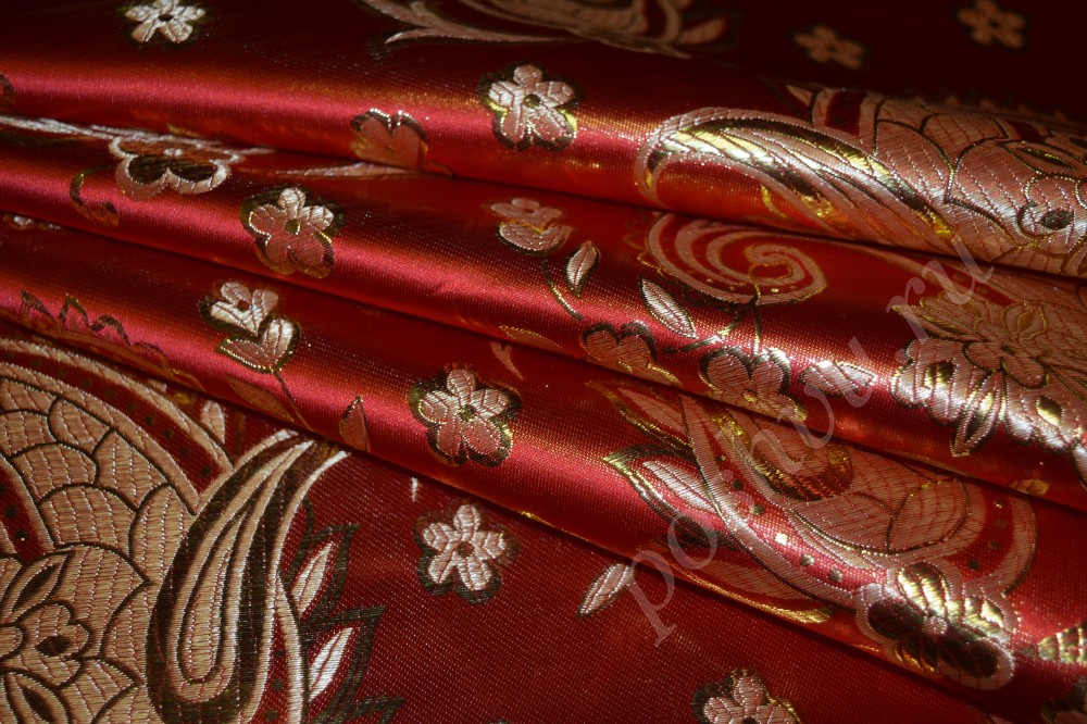 Парчовая ткань красного оттенка с золотистым узором