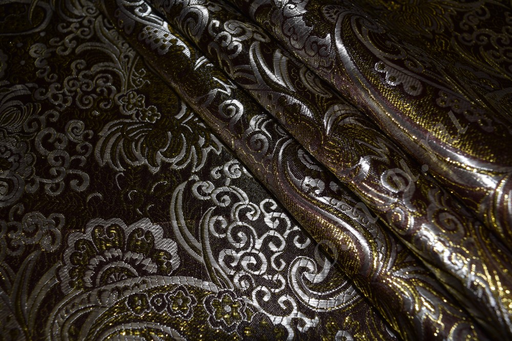 Ткань коричневого оттенка с вышитым восточным узором
