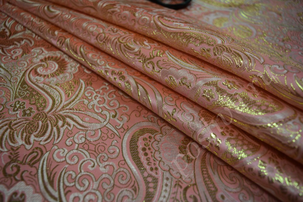 Ткань парча нежно-розового цвета с серебристой вышивкой