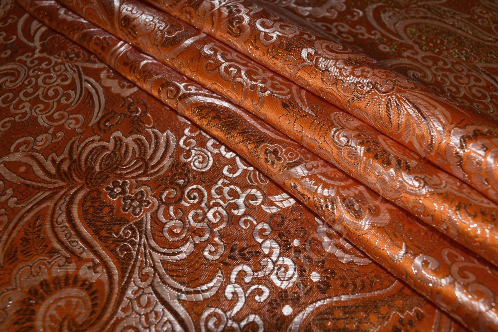 Ткань парча оранжевого цвета с золотисто-серебристой вышивкой