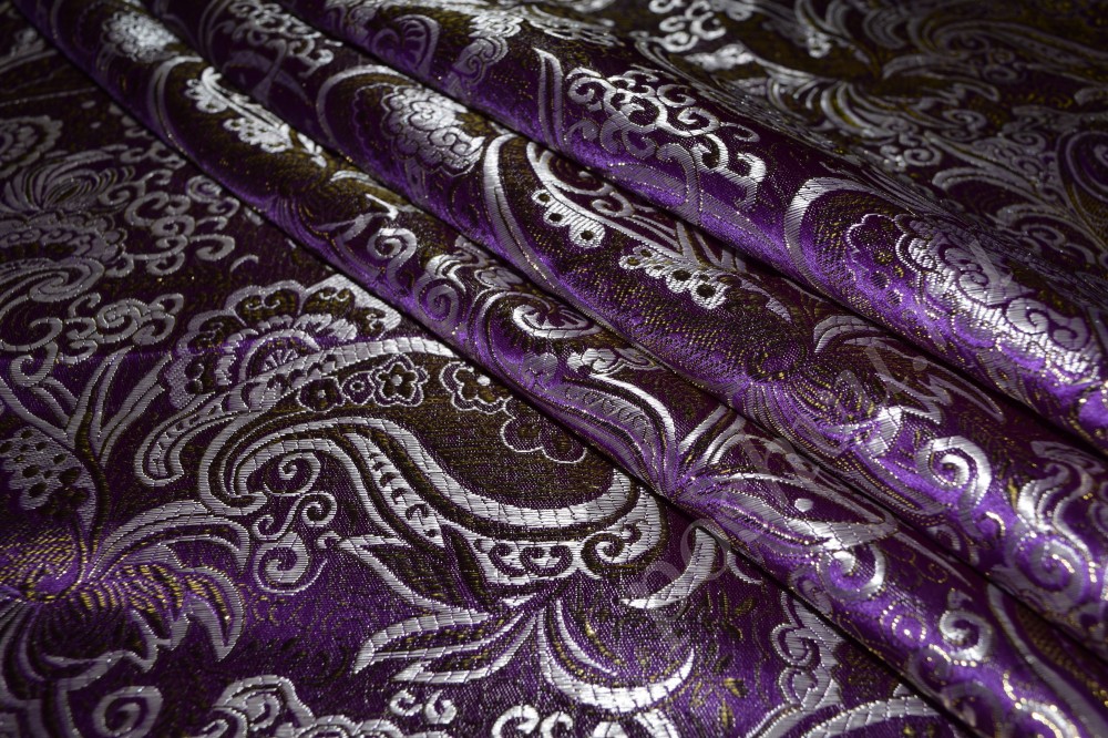 Узорчатая парчовая ткань фиолетового цвета