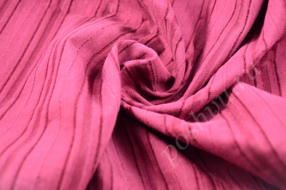 Яркая костюмная ткань вискоза розового оттенка в малиновую полоску