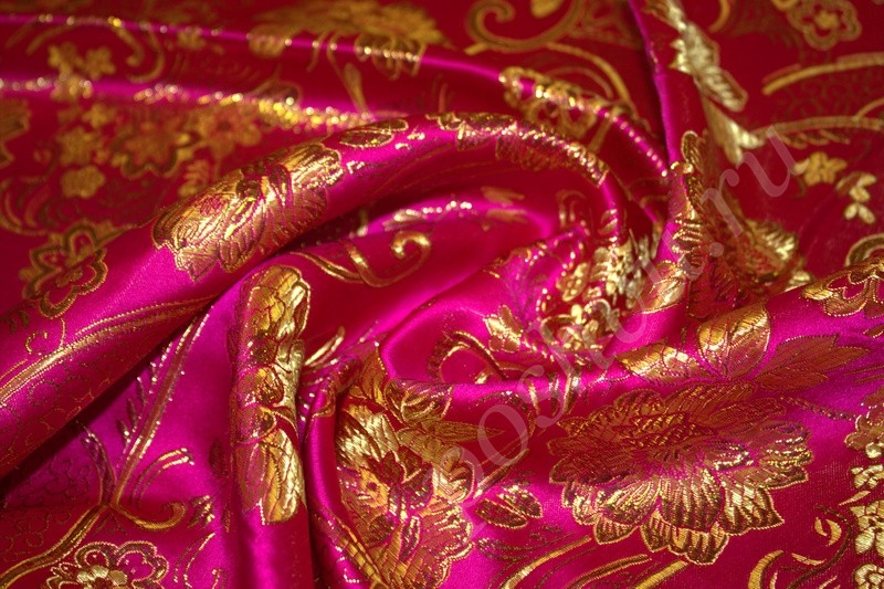 Ткань яркая розовая парча с оригинальным орнаментом