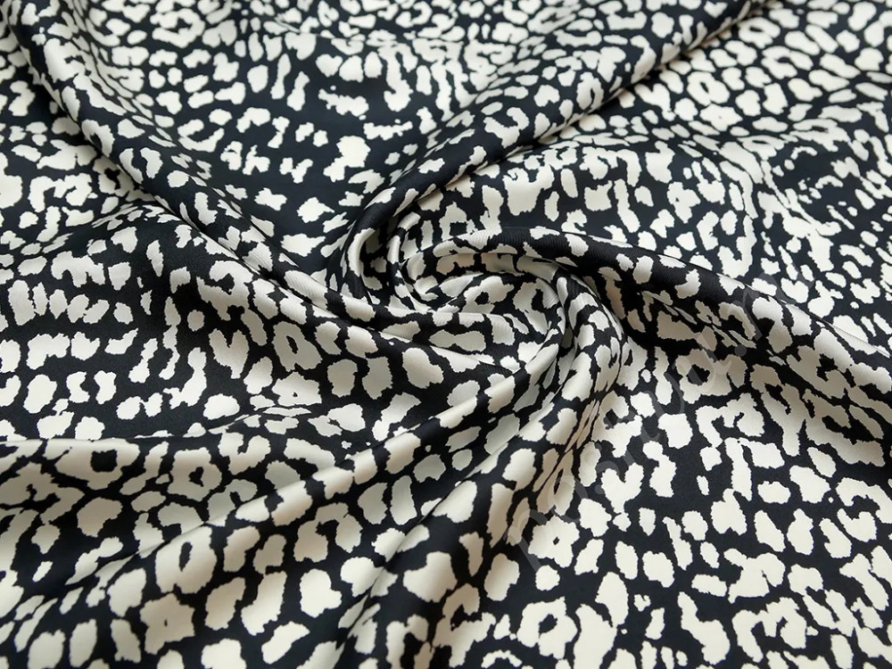 Шелк-твил блузочно-плательный черно-белого цвета с анималистичным принтом