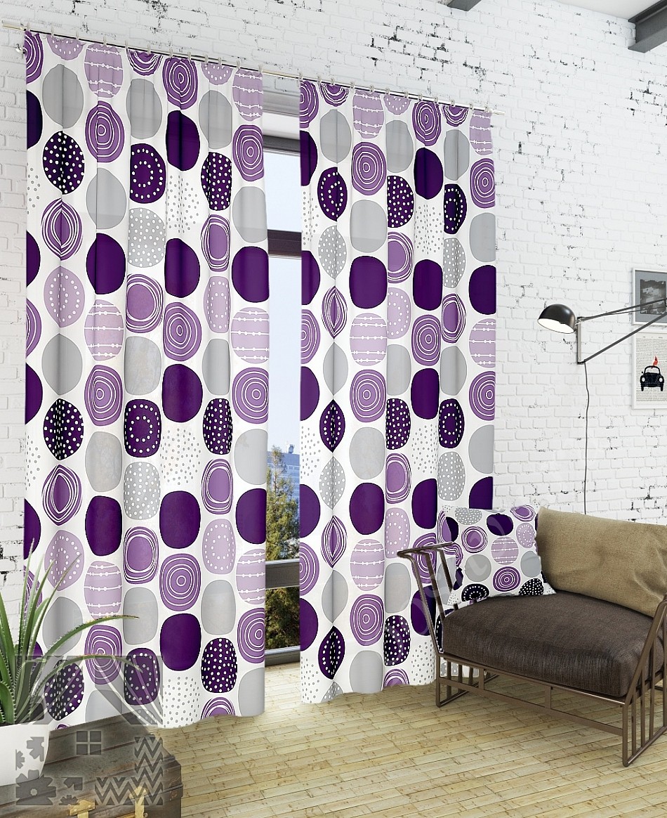 Стильный комплект готовых штор в белых и фиолетовых тонах с геометрическим рисунком для гостиной
