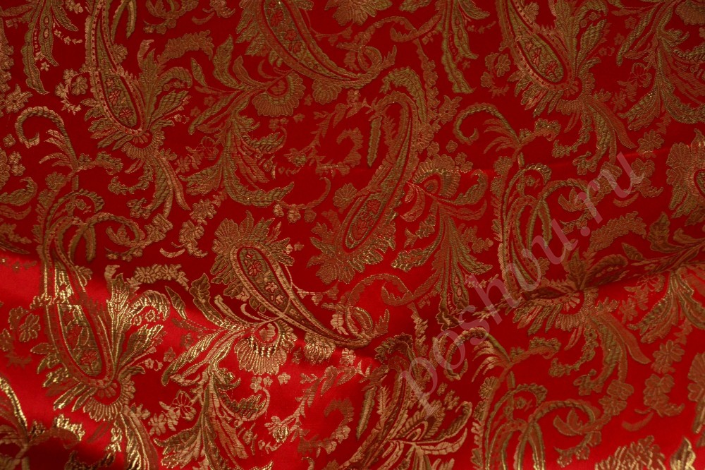 Ткань невероятно красивая парча ярко-красного цвета с золотым узором со скидкой