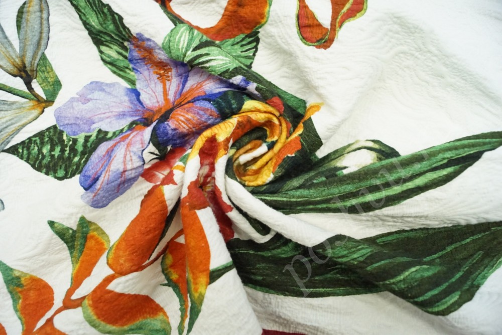 Ткань жаккард белого оттенка с цветочно-лиственным рисунком
