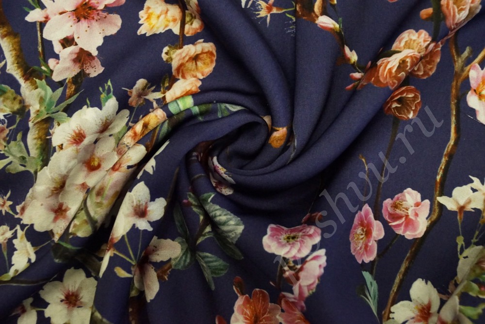 Ткань жаккард темно-синего оттенка с цветочным рисунком