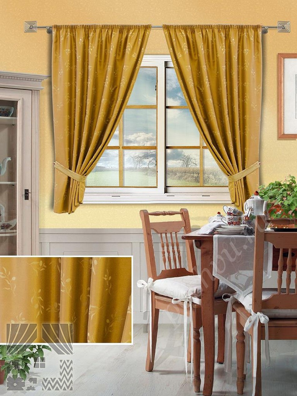 Плотный комплект готовых штор для кухни золотого цвета с песочным узором и подхватами