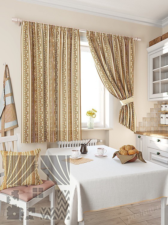 Великолепный комплект готовых штор для кухни в коричневых тонах с классическим принтом с золотым отливом