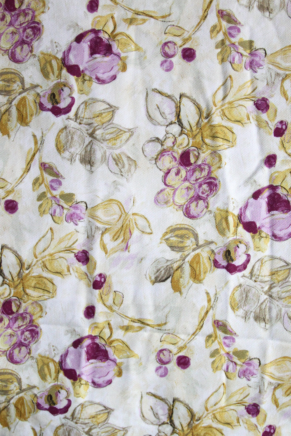 Портьерная ткань рогожка ADAM BC мелкие фиолетовые цветы с желтыми листьями с виноградом в стиле акварельной графики