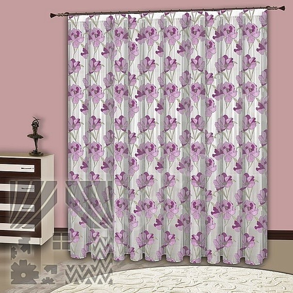 Красивый тюль с изображением фиолетовых цветов на сером фоне для гостиной или спальни