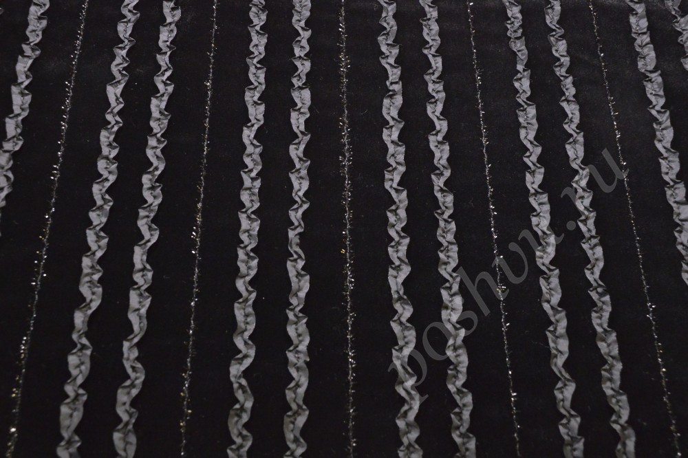 Трикотажная ткань чёрного цвета с рельефным декором