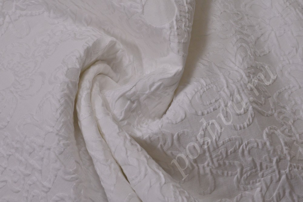 Жаккардовая ткань белого цвета с цветочным узором