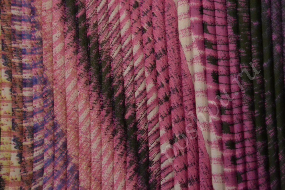 Ткань плиссе с полосами розово-чёрных оттенков