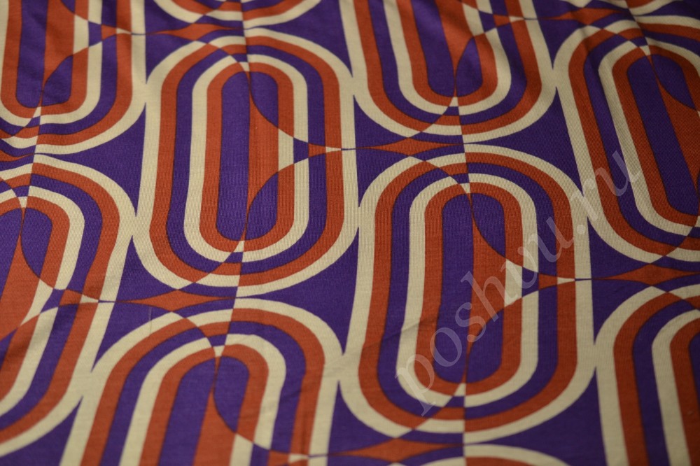 Ткань трикотаж фиолетового цвета в геометрический узор оранжево-бежевого оттенка